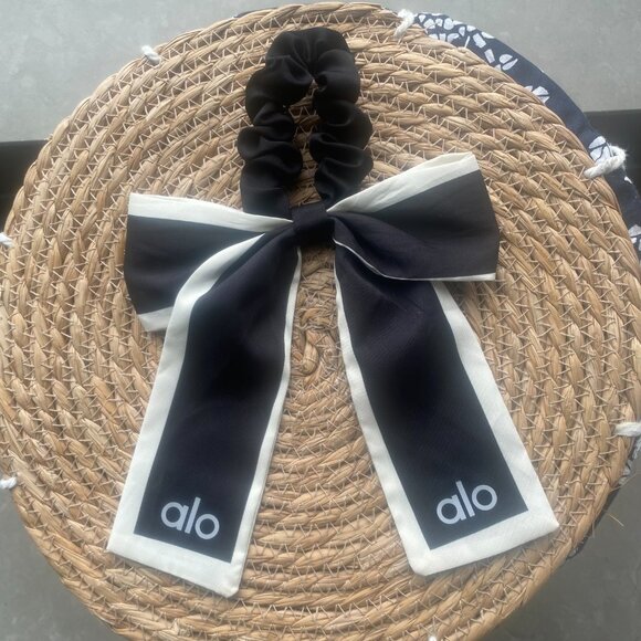 Alo Yoga Bow Hair Tie Scrunchie Love Knot Black and White - Picture 2 of 7